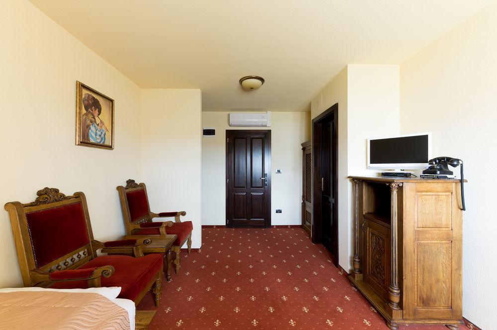 Hotel Castel Royal Mosnita Noua Exterior foto